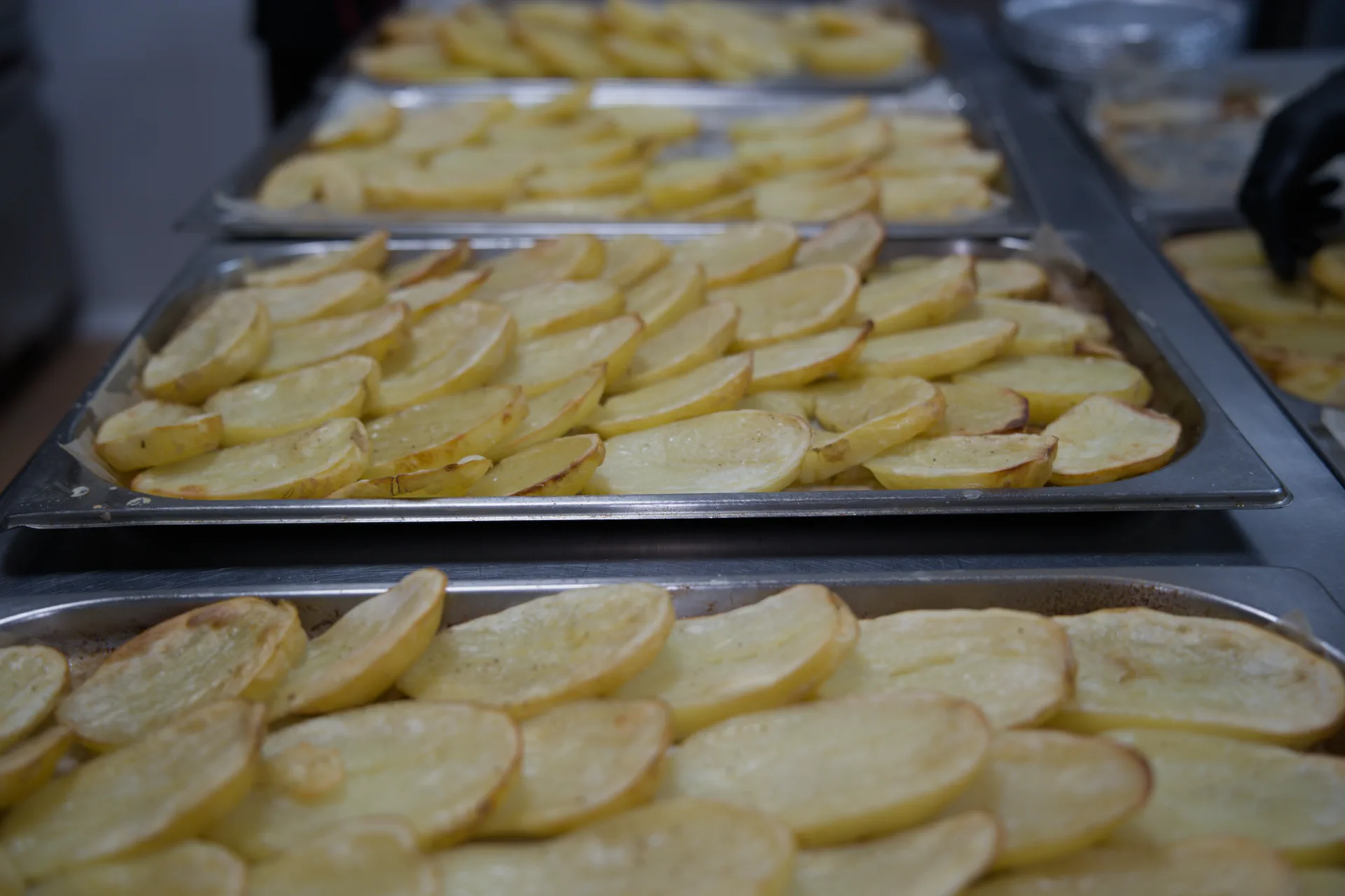 Bandejas de patatas recién preparadas en el asadero