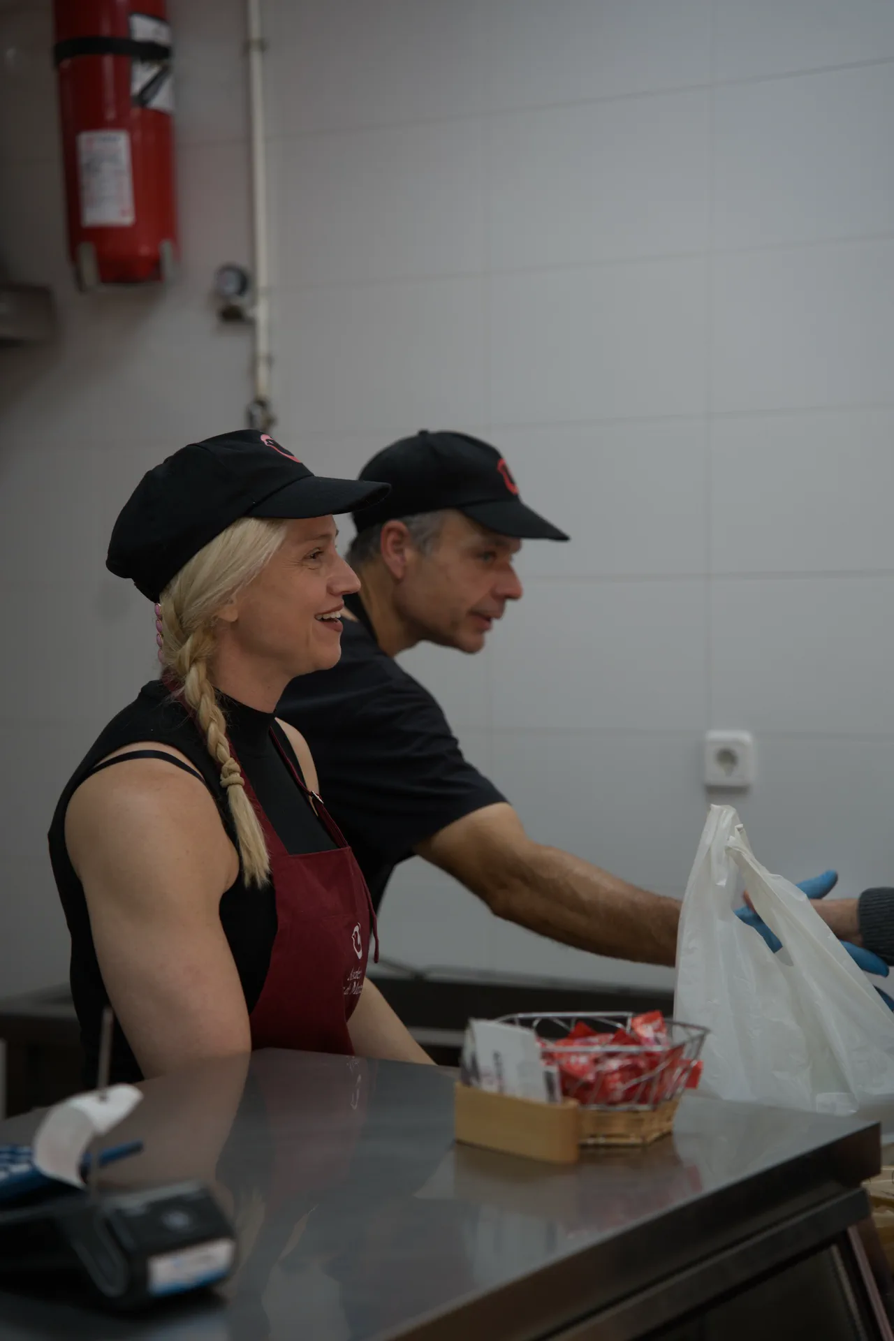 Ana y Marcelo trabajando juntos en el mostrador de Asadero Brasas de Marcelo